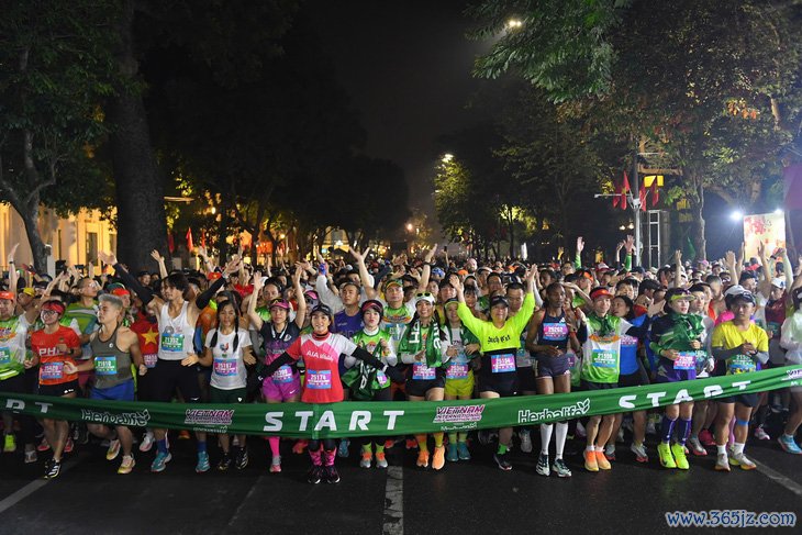 ‘Siêu nhân’ Nguyễn Thị Oanh phá kỷ lục bán marathon quốc gia  - Ảnh 3.