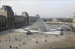 Bảo tàng Louvre lần đầu tiên trở thành điểm triển lãm thời trang